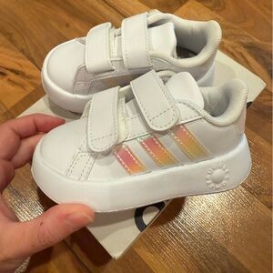 Adidas grand court 2.0 white‎ iredescant NWT 6 toddler Velcro easy on
